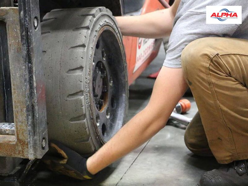 kiểm tra áp suất lốp hơi xe nâng khi lốp còn nguội